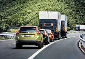 Pod projektom SARTRE nastaja tehnologija za vožnjo v konvojih, ki jo upravlja le voznik v prvem vozilu.